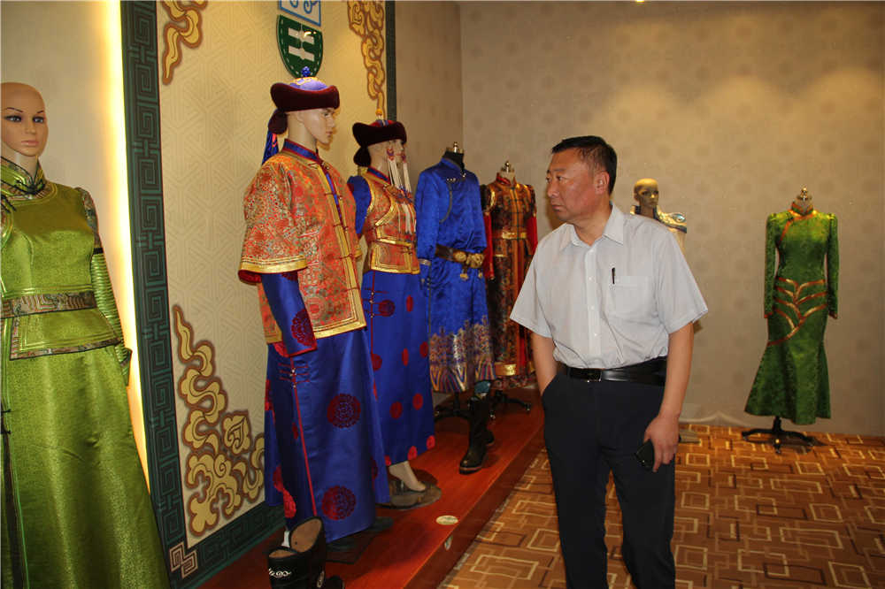呼和浩特市人大常委會(huì)副主任、市工會(huì)主席斯欽畢力格一行深入內(nèi)蒙古德利源民族服飾有限公司開(kāi)展調(diào)研工作。