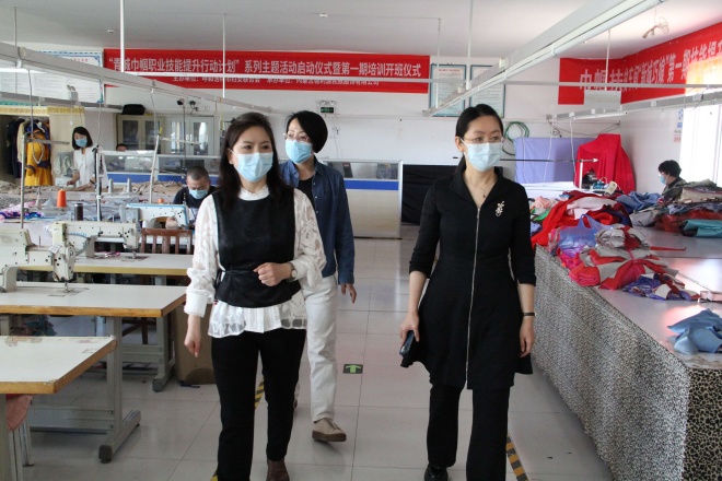呼市總工會黨組成員、副主席云娜帶領(lǐng)調(diào)研組深入“德利源”公司開展調(diào)研