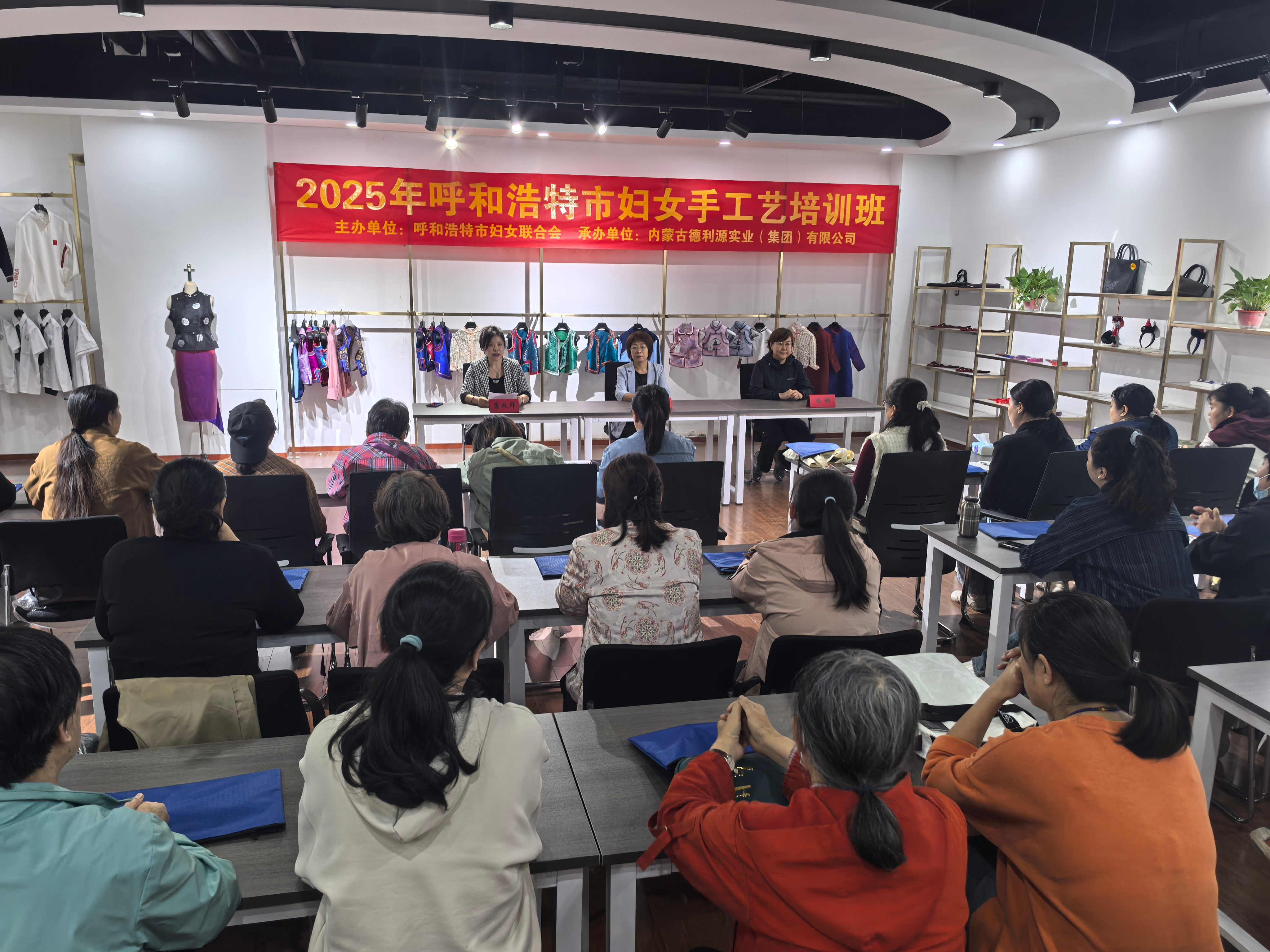 家門口學(xué)技能，靈活就業(yè)有門路！2025年呼和浩特市婦聯(lián)婦女手工藝培訓(xùn)圓滿完成